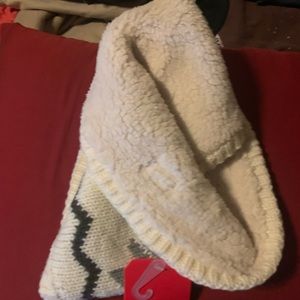 North Face neck wrap. New with tags and supper soft inside!